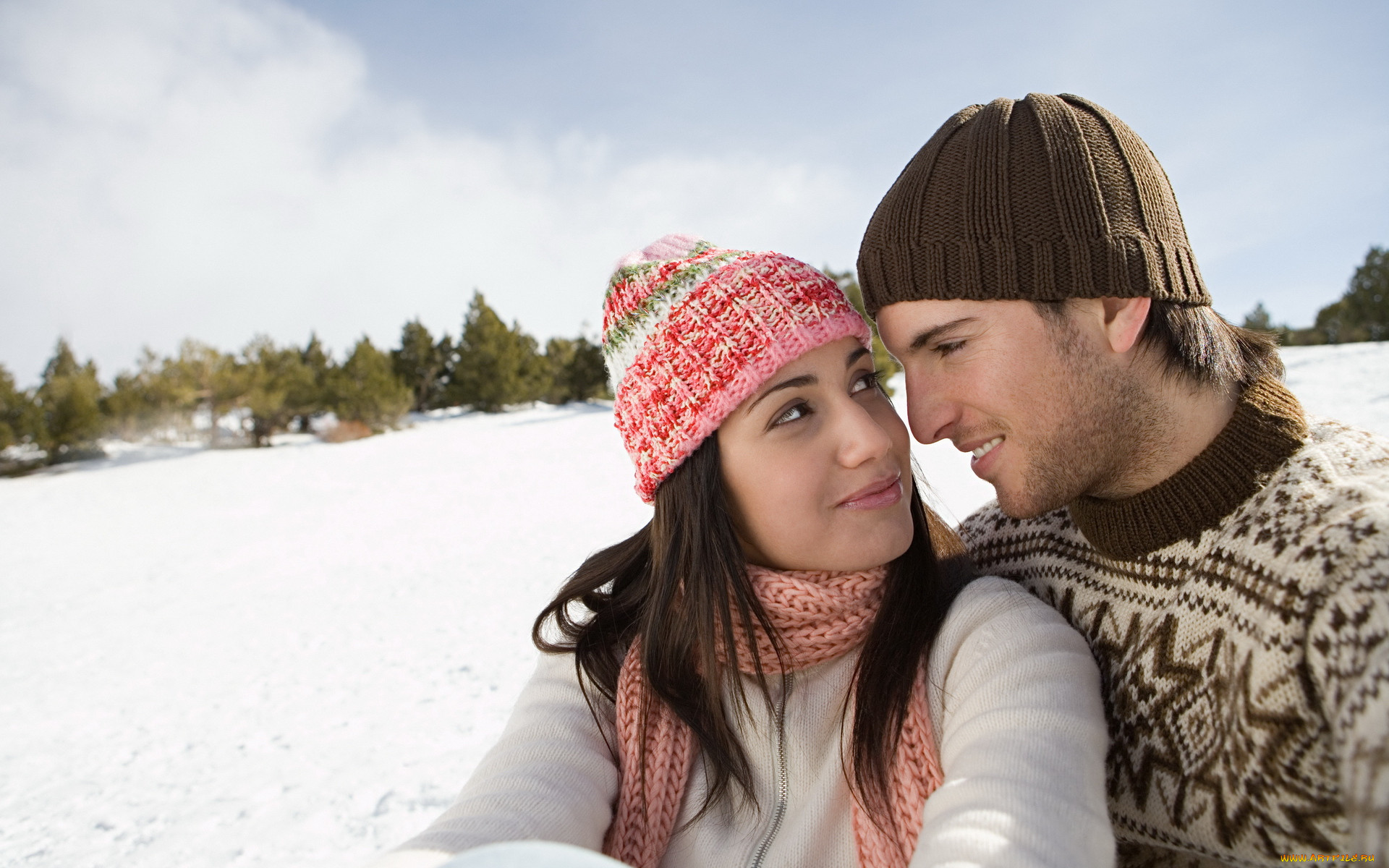 4 января мужчина. Парень и девушка улыбаются. Мужчина и женщина в шапках. Романтические отношения между мужчиной и женщиной зимой. Женщина и мужчина в шапке с ребенком.